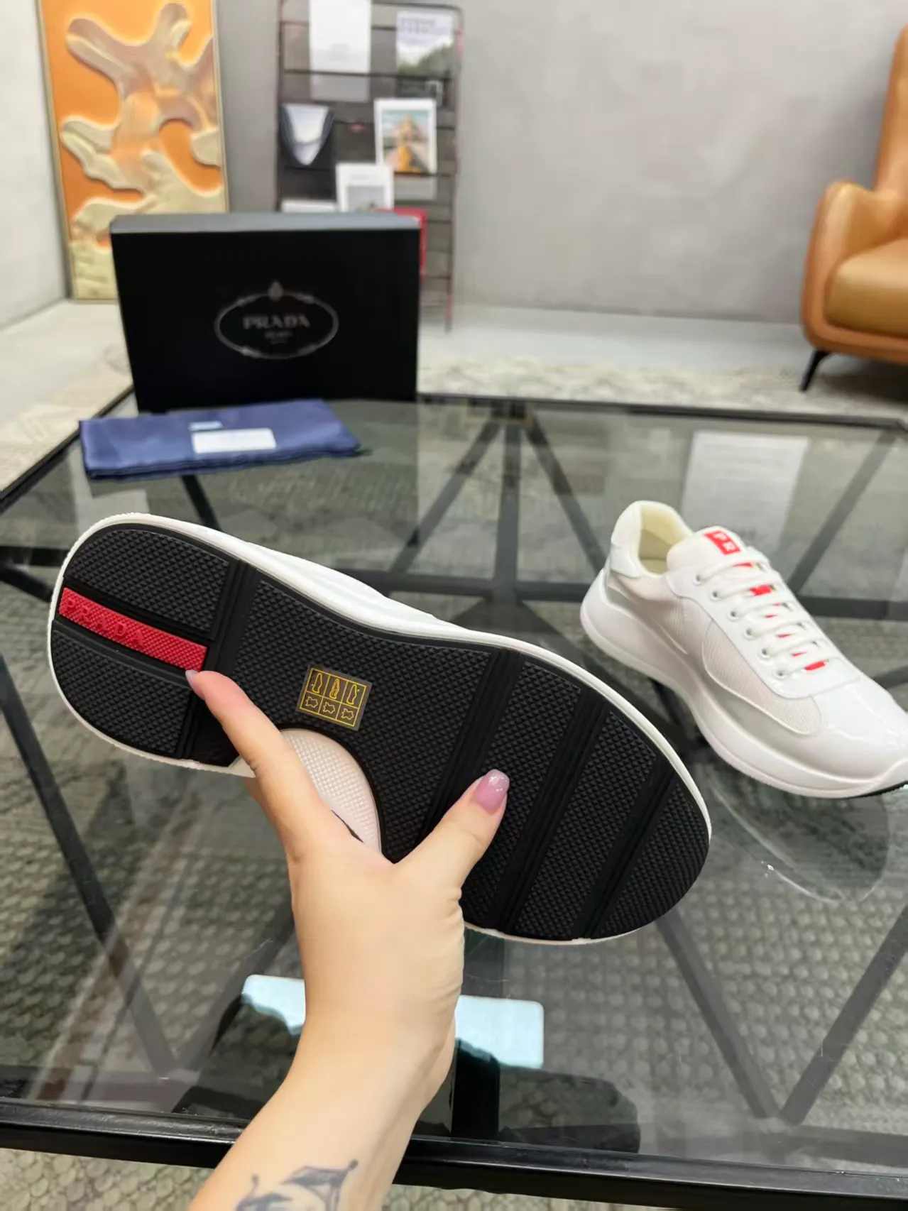 P420 38-45 Prada Prada’s new men’s leather sneakers, the highest version on the market, any comparison is welcome🆚! The original leather has excellent texture and is super high-end! Fetal sheep net lining imported from Italy, removable pad! Luxurious materials and fine workmanship, highly recommended!